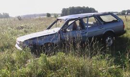 Nuo autostrados nuvažiavo automobilis