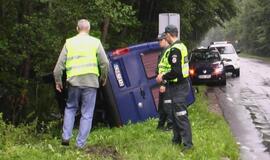 Ties Melnrage "mikriukas" virto ant šono