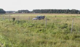 Nuo autostrados nuvažiavo automobilis