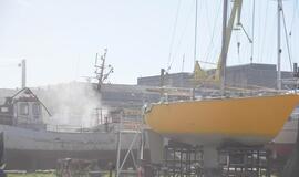 Užsidegė nedidelis remontuojamas laivas