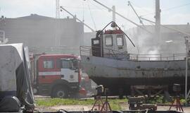 Užsidegė nedidelis remontuojamas laivas