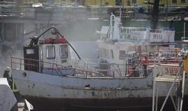 Užsidegė nedidelis remontuojamas laivas
