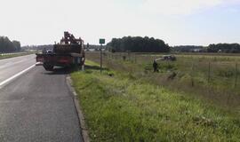 Nuo autostrados nuvažiavo automobilis