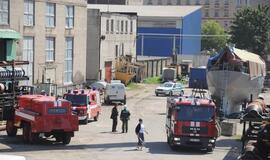 Užsidegė nedidelis remontuojamas laivas