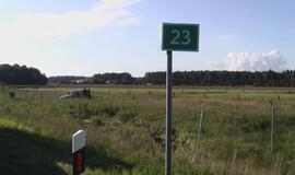 Nuo autostrados nuvažiavo automobilis