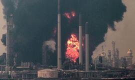 Nepavyksta užgesinti gaisro "Shell" gamykloje Singapūre
