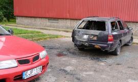 Gedminų gatvėje degė automobiliai