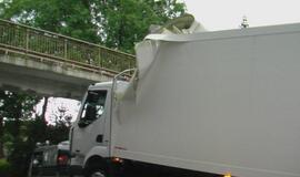 Gargžduose į viaduką atsitrenkė vilkiko krovinys