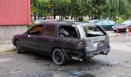 Gedminų gatvėje degė automobiliai