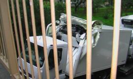 Gargžduose į viaduką atsitrenkė vilkiko krovinys