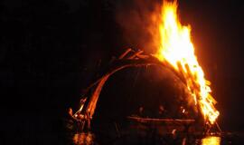 Juodkrantėje liepsnojo ugnies skulptūros