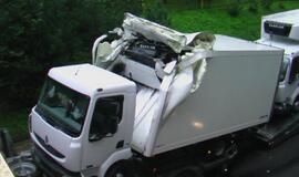 Gargžduose į viaduką atsitrenkė vilkiko krovinys