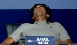 Rafaelis Nadalis iškopė į &quot;US Open&quot; aštuntfinalį ir nualpo per spaudos konferenciją (video)