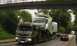 Vilkiką su kroviniu sustabdė viadukas