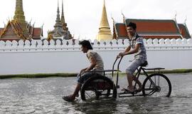 Inžinieriai potvynių semiamame Tailande siūlo sprogdinti kelius