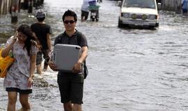 Potvynis Tailande: vanduo teka per Bankoką