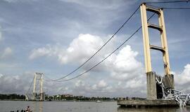 Indonezijoje griuvus tiltui neišvengta aukų