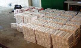 Pasieniečiai sulaikė cigaretes, slėptas po metalo laužu