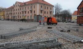 Miesto Kalėdų eglė jau montuojama