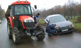 Traktoriaus ir BMW susidūrimas