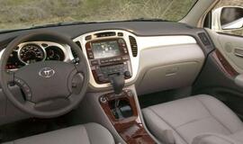 &quot;Toyota&quot; atšaukia daugiau nei pusę milijono automobilių