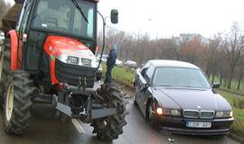 Traktorius Baltijos prospekte sulamdė BMW