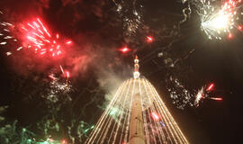 Įžiebta didžiausia Europoje Kalėdų eglė - Vilniaus televizijos bokštas