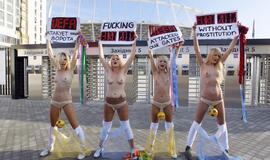 "Femen" prie stadiono vėl protestavo krūtimis