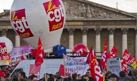 Prancūzijos profesinės sąjungos protestavo prieš taupymo priemones