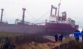 Prie Prancūzijos krantų ant seklumos užplaukė krovininis laivas, iš jo liejasi kuras