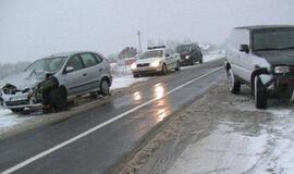 Sniegas keliuose: avarija veja avariją