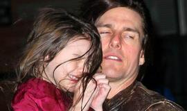 Tom Cruise: "Mano dukra - apsigimusi pirkimo maniakė"