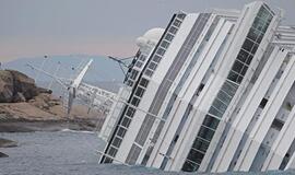 &quot;Costa Concordia&quot; laivo įgula neįspėjo keleivių apie nelaimę, sustabdyta aukų paieška