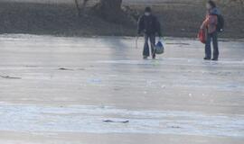 Įlūžus ledui tvenkinyje atsidūrė vaikai