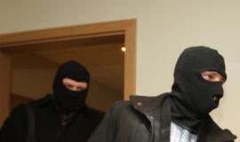 Kaukėti vyrai surišo merginą ir ją apiplėšė