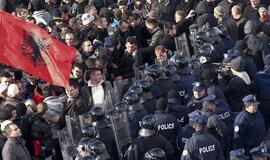 Kosovo policija sulaikė 146 neramumų dalyvius pasienyje su Serbija, yra sužeistų
