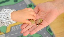 Lietuvos ekonomika išlaikys augimą nepaisant recesijos euro zonoje, mano "Swedbank" ekonomistas