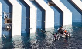 Paskelbtas per katastrofą dingusiųjų sąrašas, &quot;Costa Concordia&quot; kapitonui skirtas namų areštas