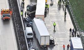 Per masinę autoavariją Vokietijoje susidūrė 40 automobilių