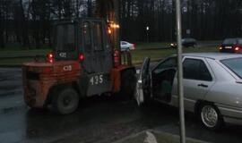 Krautuvo ir automobilio susidūrimas