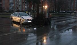 Krautuvo ir automobilio susidūrimas