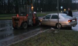 Krautuvo ir automobilio susidūrimas