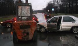 Krautuvo ir automobilio susidūrimas