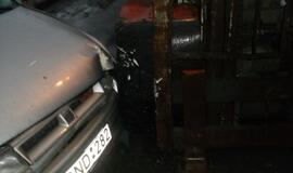 Krautuvo ir automobilio susidūrimas