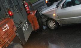 Krautuvo ir automobilio susidūrimas