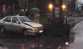 Sankryžoje automobilis trenkėsi į krautuvą