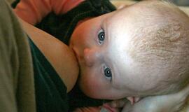 Tyrimas: krūtimi maitinami kūdikiai yra labiau suirzę ir daugiau verkia