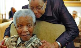 Buvęs PAR prezidentas Nelsonas Mandela išleistas iš ligoninės
