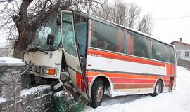 Kretingoje autobusas įvažiavo į namo tvorą