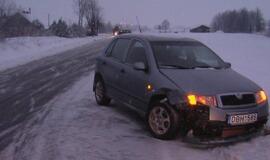 Neblaivi moteris vairavo prieš eismą